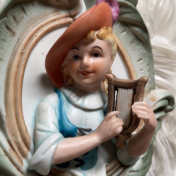 Vintage boy and girl 3D ceramic wall girl plaque - Picture 4 of 10